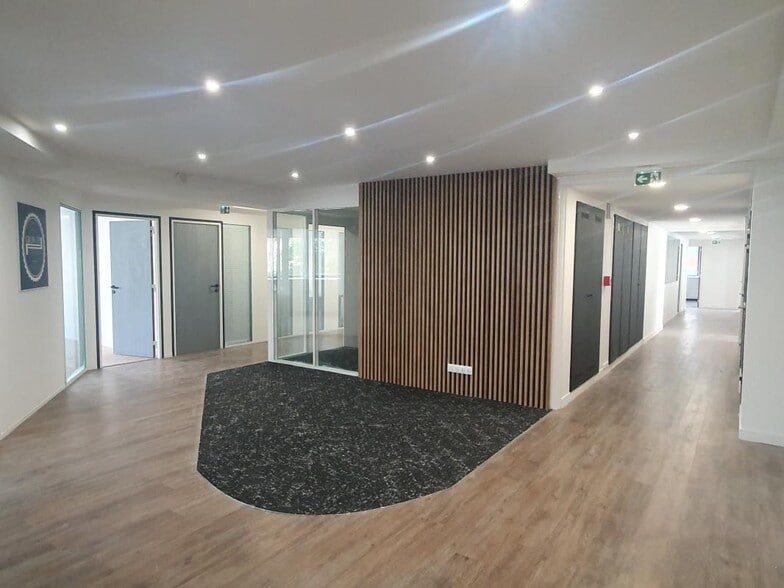 Bureau dans Suresnes à vendre - Hall d’entrée – Image 1 sur 7