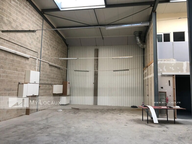 Industriel/Logistique dans Stains à louer - Photo de l’immeuble – Image 2 sur 4