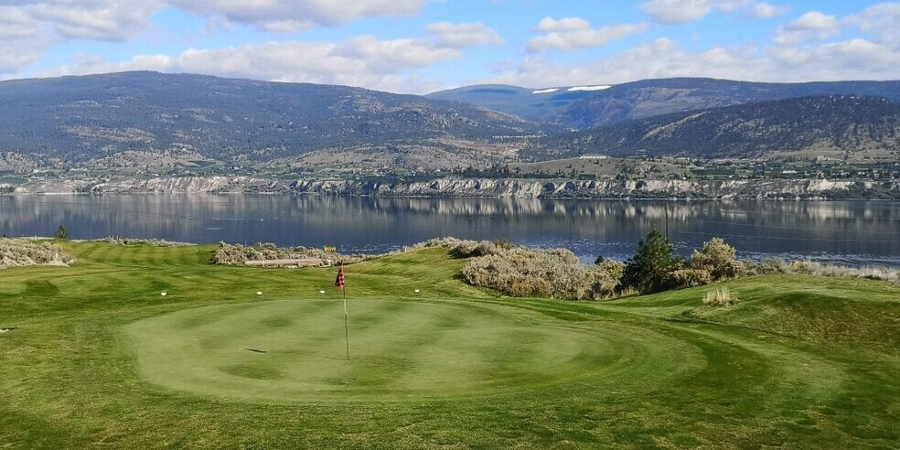 3610 Pine Hills Dr, Penticton, BC à vendre - Photo principale – Image 1 sur 2