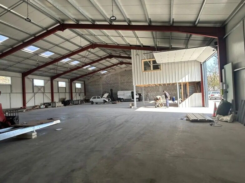 Local d’activités dans Brech à louer - Photo de l’immeuble – Image 3 sur 6