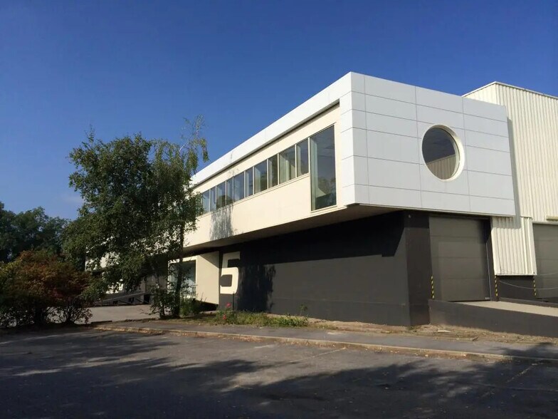 Local d’activités dans SAINT-OUEN-L'AUMONE à louer - Photo de l’immeuble – Image 2 sur 8