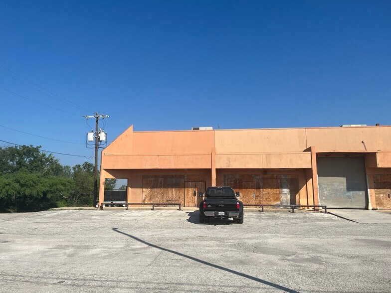3911-3929 E IH-10, San Antonio, TX à vendre - Photo de l’immeuble – Image 3 sur 26