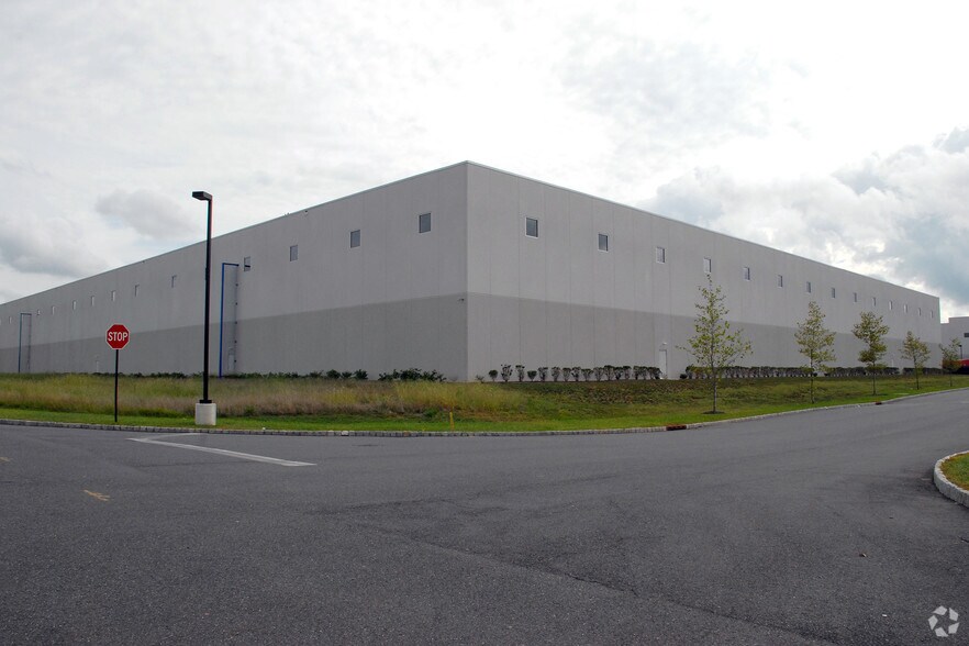 1 Montgomery Way, Robbinsville, NJ à louer - Photo de l’immeuble – Image 2 sur 4