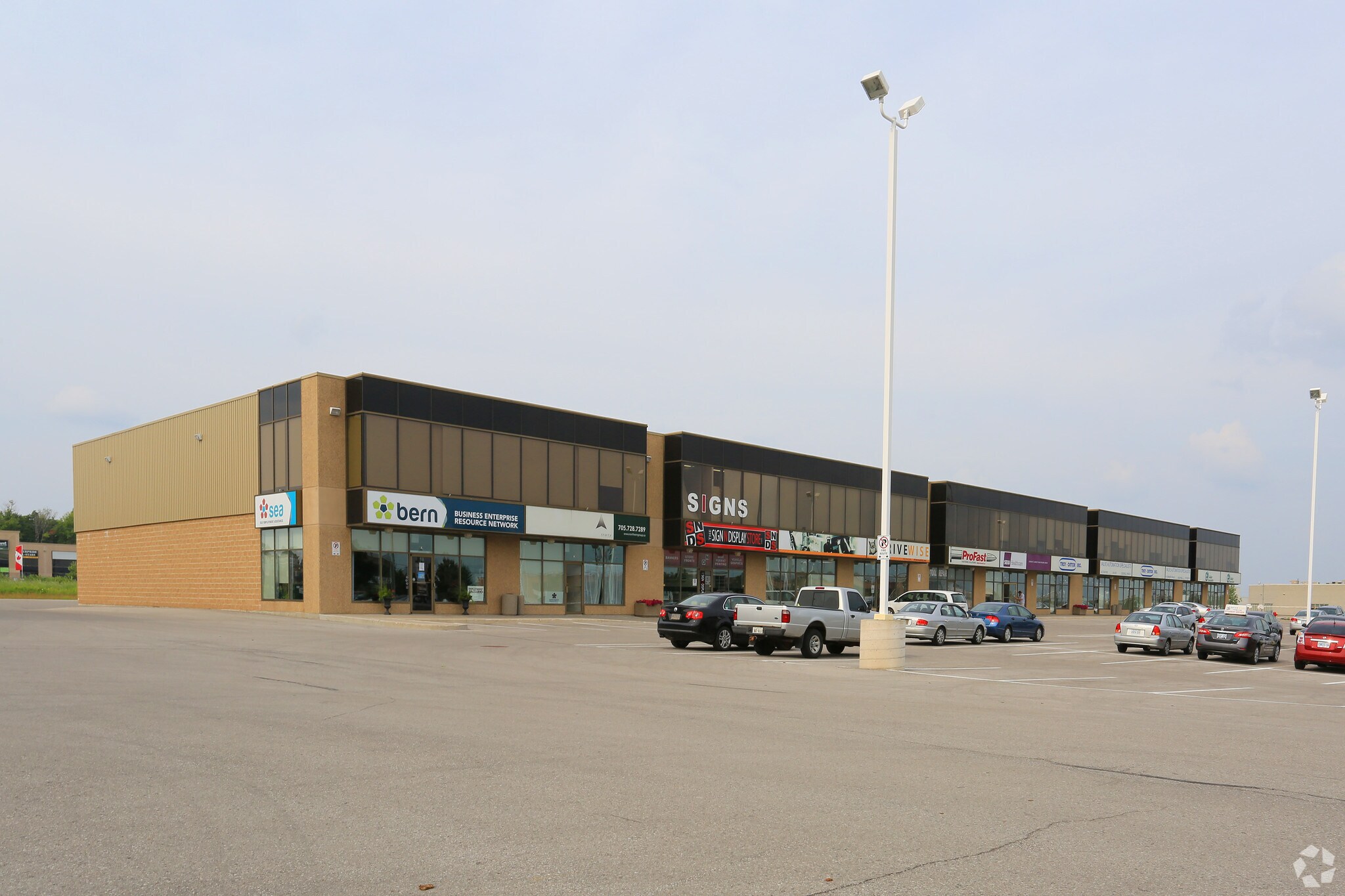 121 Commerce Park Dr, Barrie, ON à louer Photo de l’immeuble– Image 1 sur 7