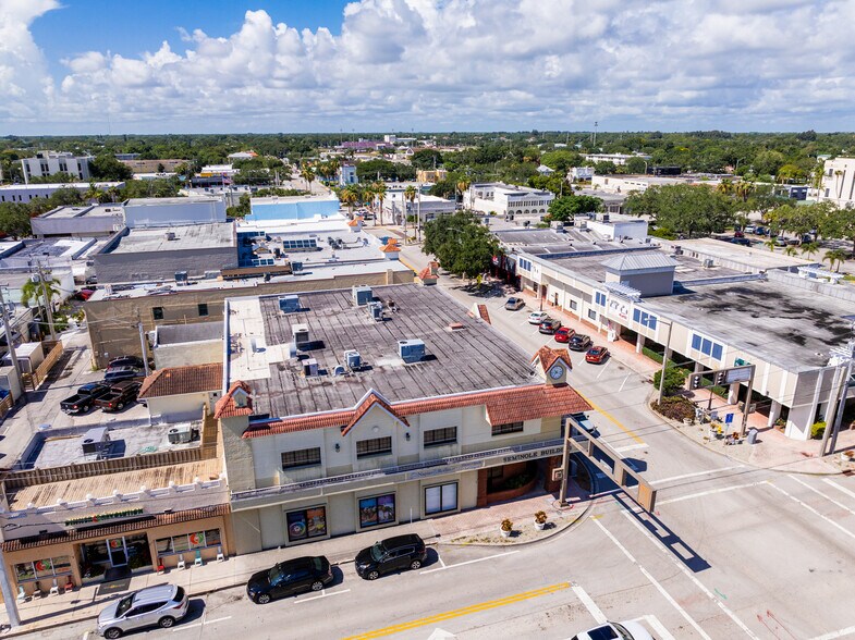 2058 14th Ave, Vero Beach, FL à louer - Photo de l’immeuble – Image 2 sur 5