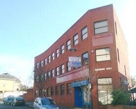 2 Manorgate Rd, Kingston Upon Thames à louer Photo de l’immeuble– Image 1 sur 4