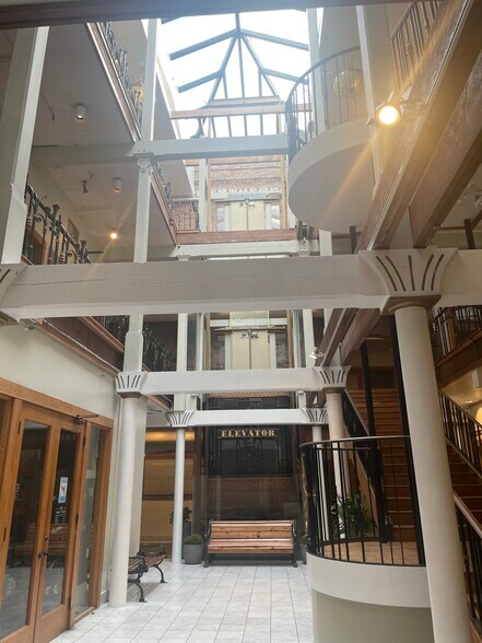 2215 Strand St, Galveston, TX à louer - Photo de l’immeuble – Image 3 sur 11