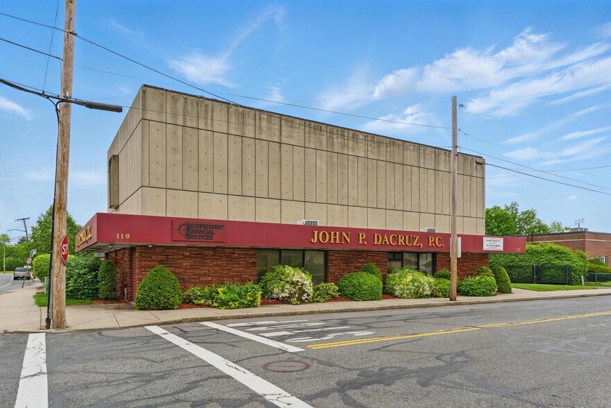 119 Winsor St, Ludlow, MA à vendre - Photo principale – Image 1 sur 28