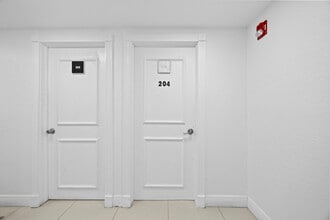 1940 Harrison St, Hollywood, FL à louer Photo intérieure– Image 1 sur 7