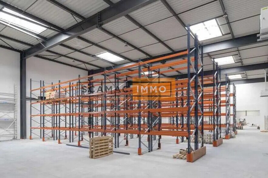 Local d'activités dans Vaires-sur-Marne à vendre - Photo de l’immeuble – Image 2 sur 4