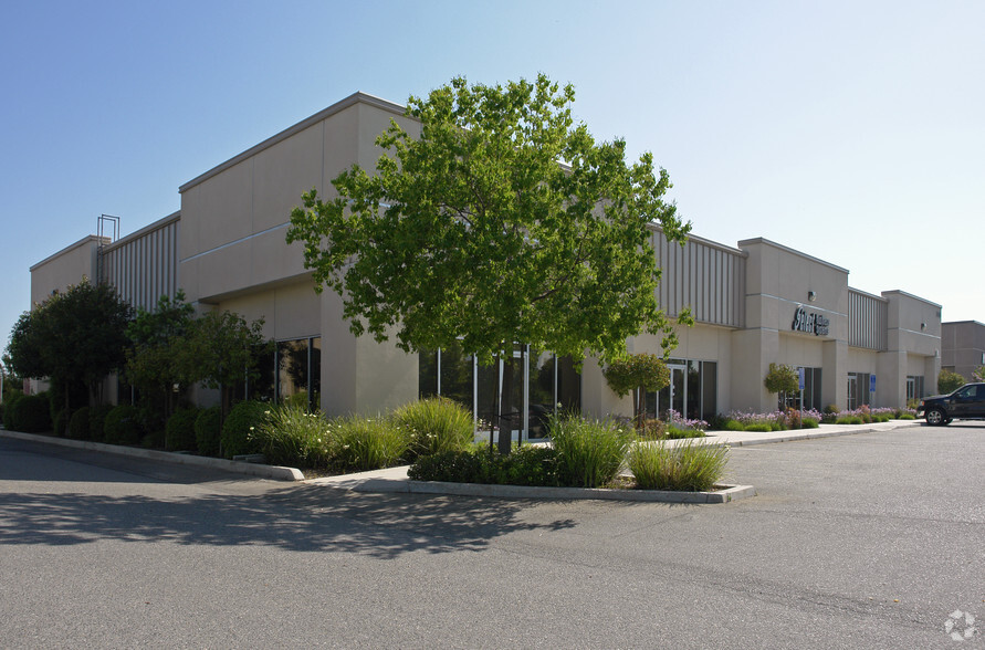 550 W Locust Ave, Fresno, CA à louer - Photo principale – Image 1 sur 2