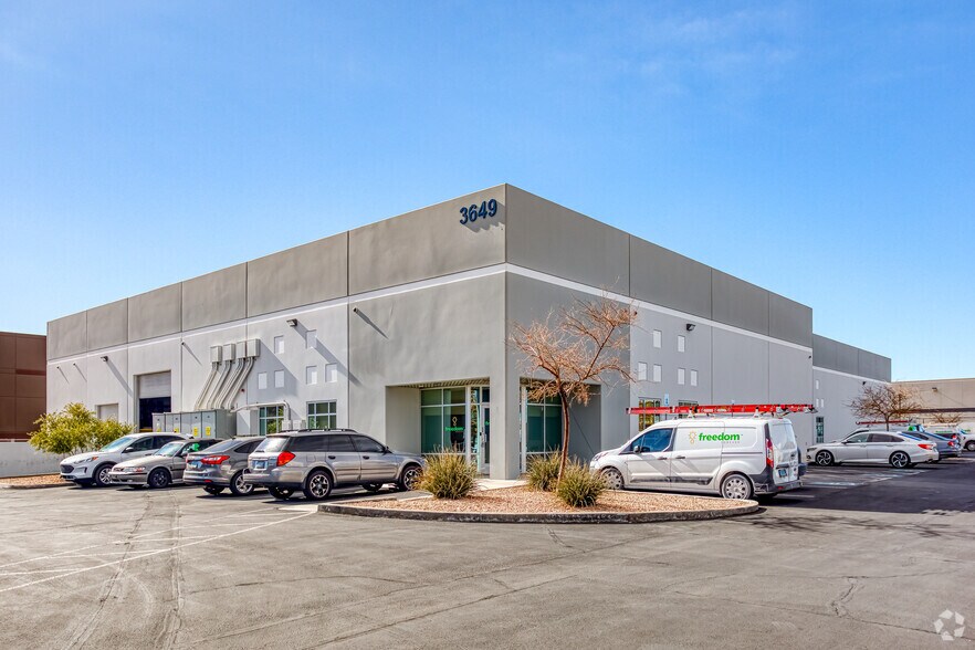 3649 E Post Rd, Las Vegas, NV à louer - Photo principale – Image 1 sur 4
