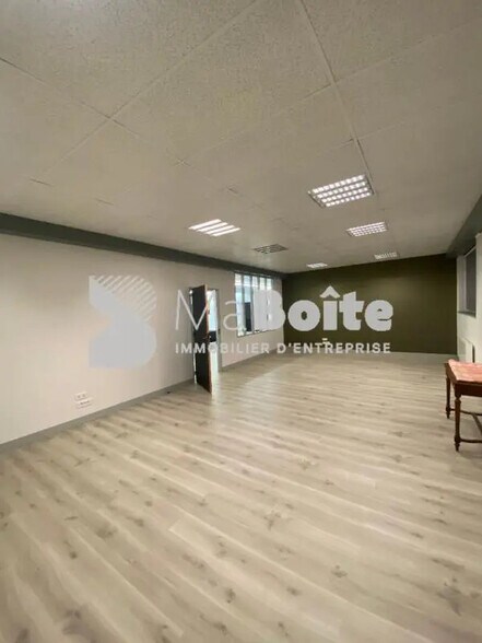 Bureau dans Balbigny à louer - Photo intérieure – Image 2 sur 4