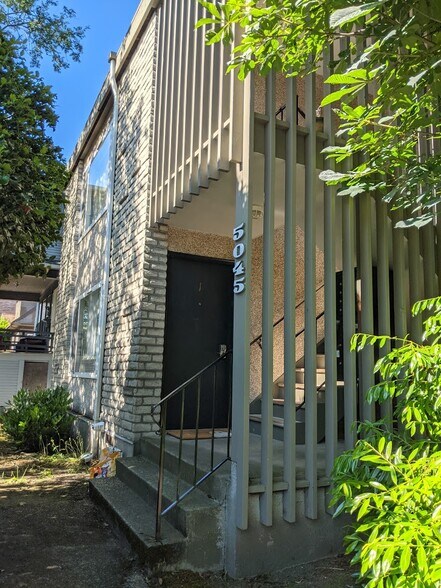 5045 11th Ave NE, Seattle, WA à vendre - Photo de l’immeuble – Image 2 sur 8