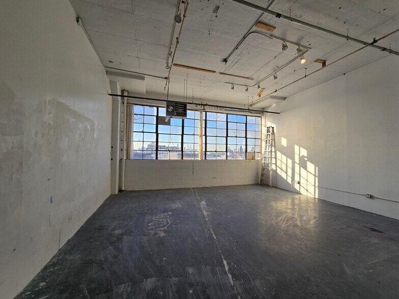 1717 Troutman St, Ridgewood, NY à louer - Photo de l’immeuble – Image 3 sur 9
