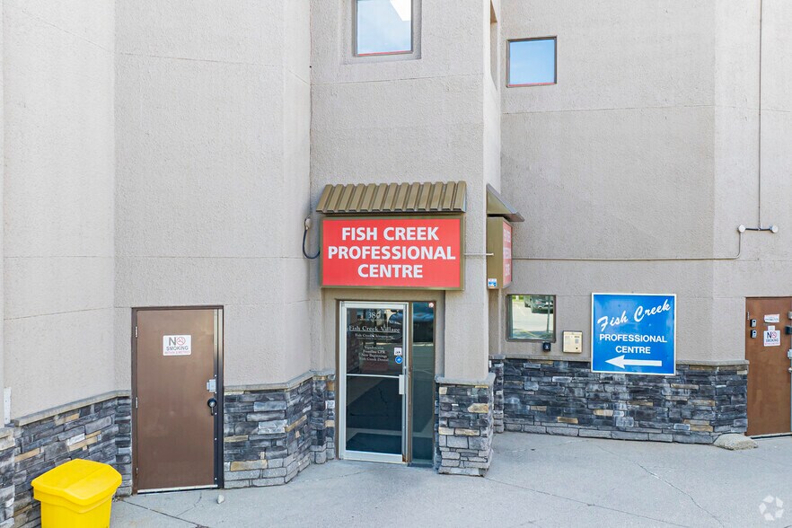 380 Canyon Meadows Dr SE, Calgary, AB à louer - Photo de l’immeuble – Image 3 sur 13