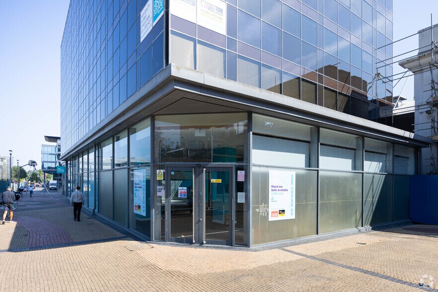 1 Crown Sq, Woking à louer - Photo de l’immeuble – Image 2 sur 2