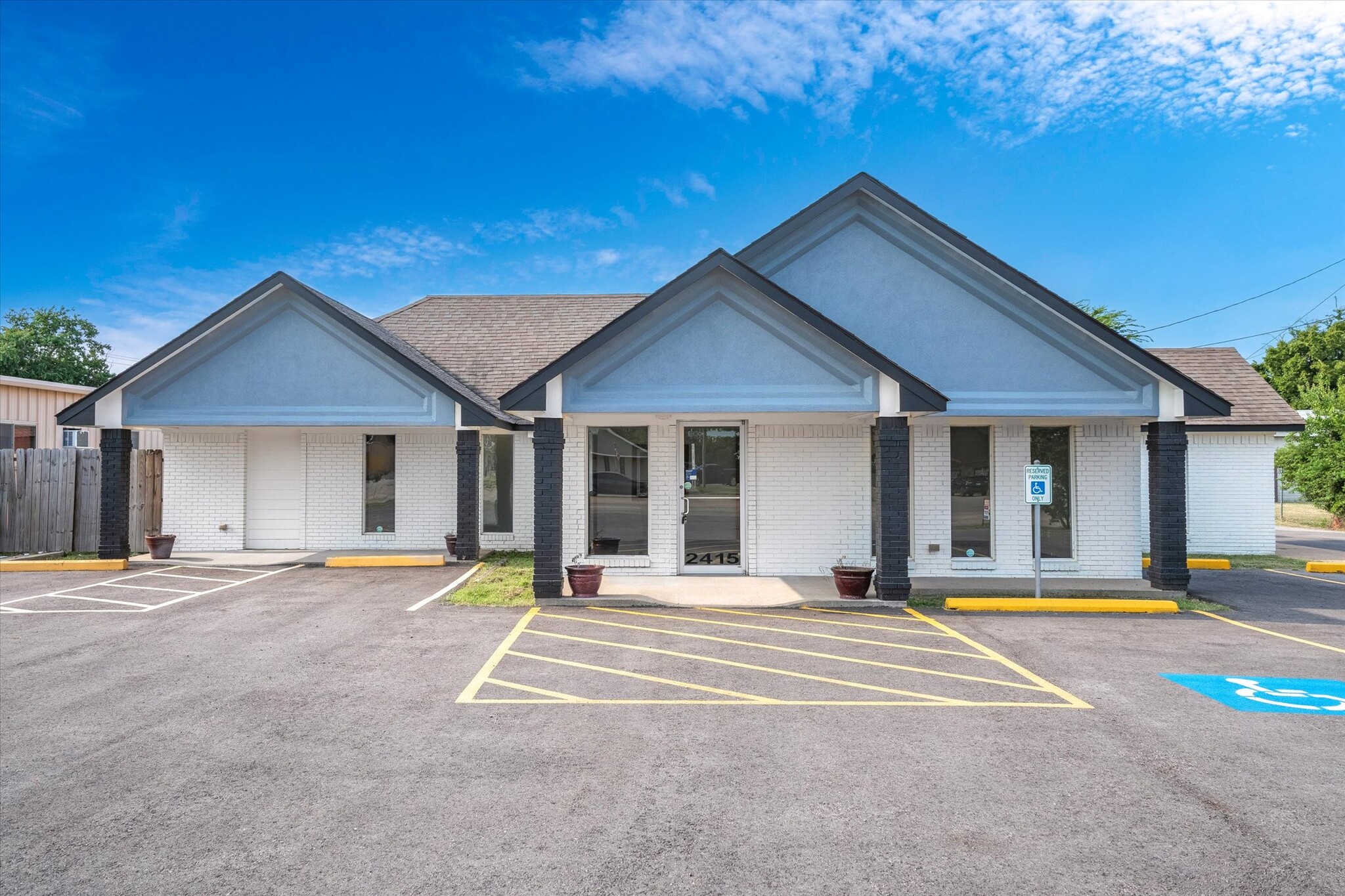 2415 W Main St, Gun Barrel City, TX à louer Photo de l’immeuble– Image 1 sur 28