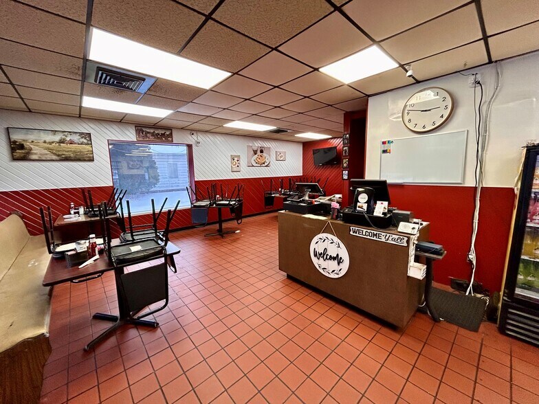 5700 Bluffton Rd, Fort Wayne, IN à vendre - Photo intérieure – Image 2 sur 11