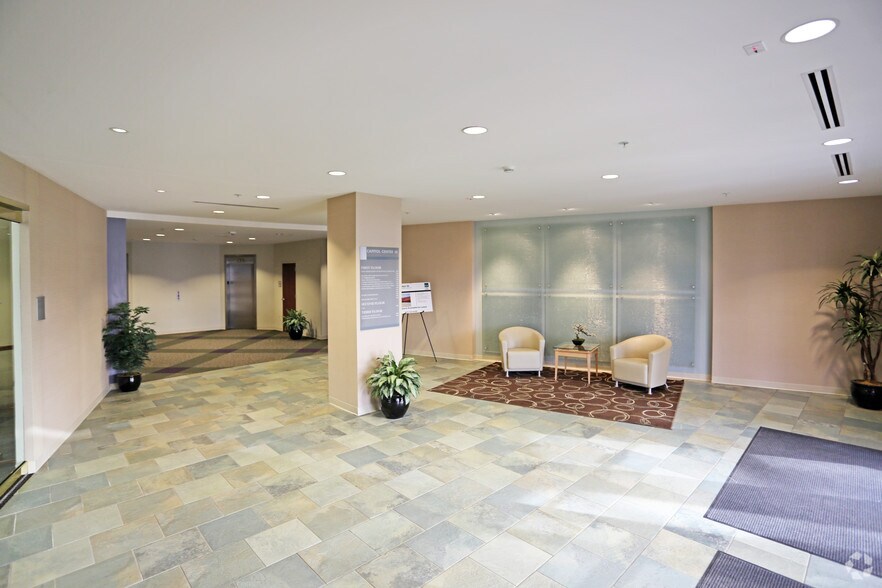 400 E Court Ave, Des Moines, IA à louer - Hall d’entrée – Image 3 sur 8