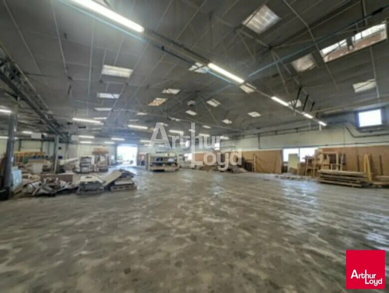 Local d’activités dans SAINT-BARTHELEMY-D'ANJOU à louer - Photo de l’immeuble – Image 2 sur 2