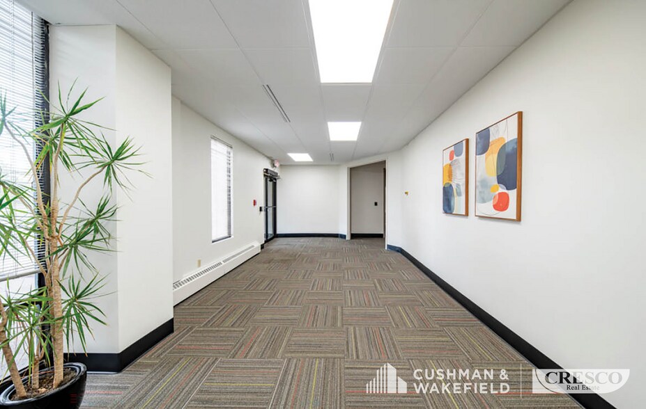 29100 Aurora Rd, Solon, OH à louer - Photo de l’immeuble – Image 3 sur 11