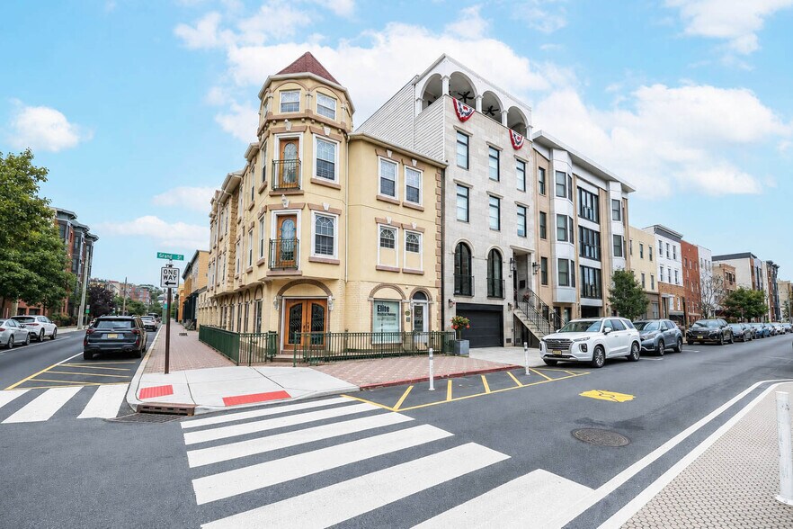 600 Grand St, Hoboken, NJ à vendre - Photo de l’immeuble – Image 2 sur 125