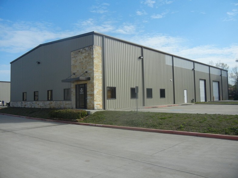 501 Hickerson St, Conroe, TX à louer - Photo de l’immeuble – Image 2 sur 10