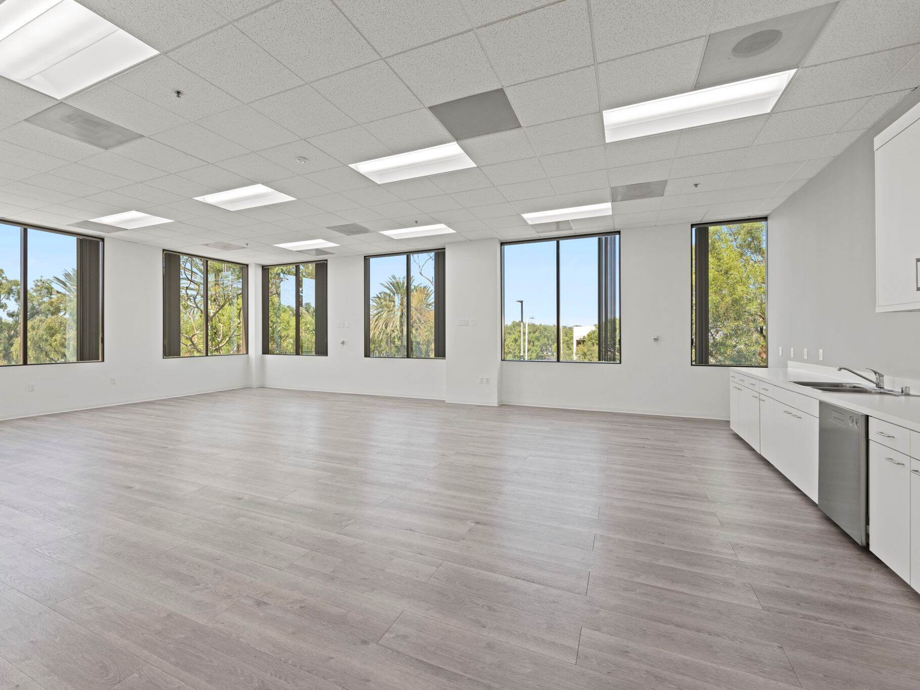 200 Commerce Dr, Irvine, CA à louer Photo intérieure– Image 1 sur 13