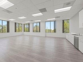 200 Commerce Dr, Irvine, CA à louer Photo intérieure– Image 1 sur 13