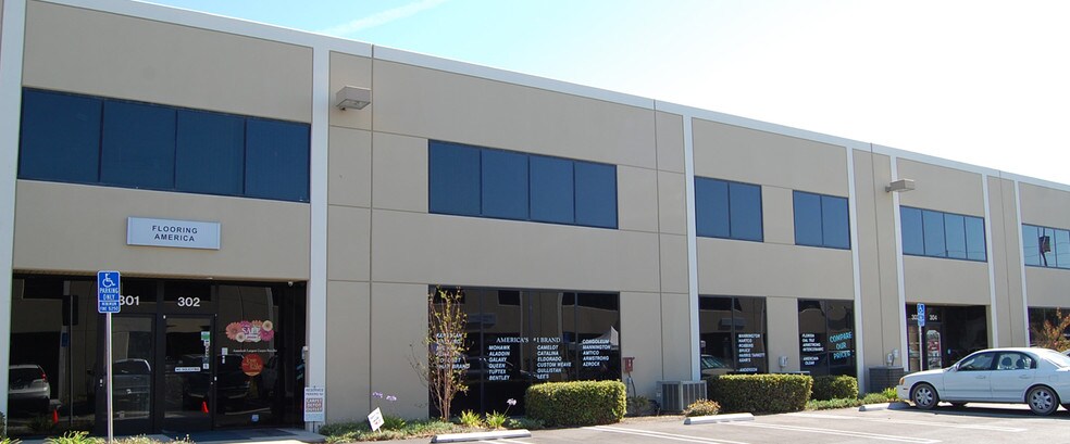 25 W Easy St, Simi Valley, CA à louer - Photo de l’immeuble – Image 3 sur 13