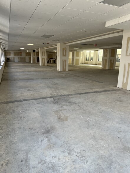 215-219 N Stanton St, El Paso, TX à louer - Photo intérieure – Image 3 sur 4
