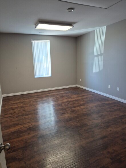 260 Centre St, Petrolia, ON à louer - Photo de l’immeuble – Image 3 sur 16