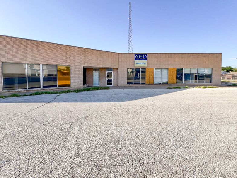 305 E University Blvd, Odessa, TX à louer - Photo de l’immeuble – Image 1 sur 23