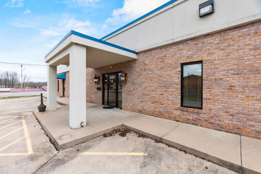 2737 E Jackson Blvd, Jackson, MO à louer - Photo de l’immeuble – Image 3 sur 17