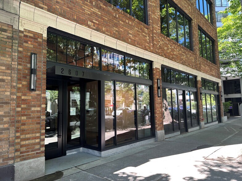 2607 2nd Ave, Seattle, WA à louer - Photo de l’immeuble – Image 2 sur 5