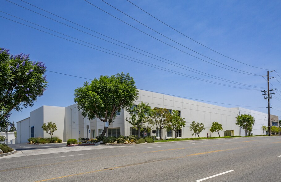 1461 Railroad St, Corona, CA à louer - Photo de l’immeuble – Image 1 sur 1