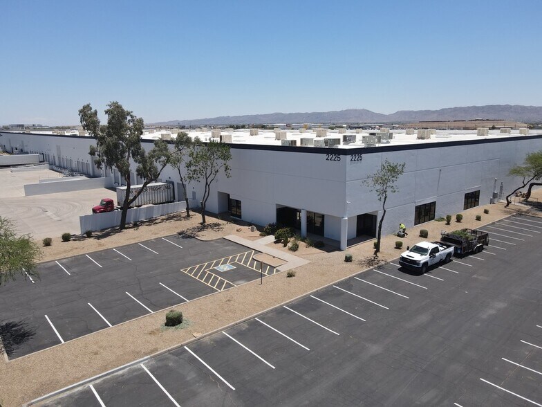 2225 S 43rd Ave, Phoenix, AZ à louer - Photo de l’immeuble – Image 2 sur 12