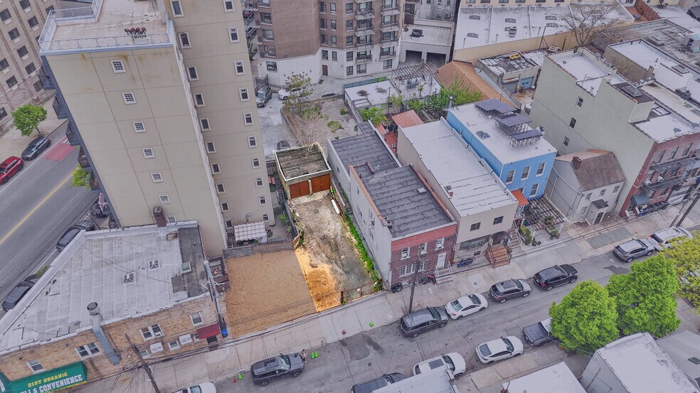 18-44 26th Rd, Queens, NY à vendre - Photo de l’immeuble – Image 2 sur 4