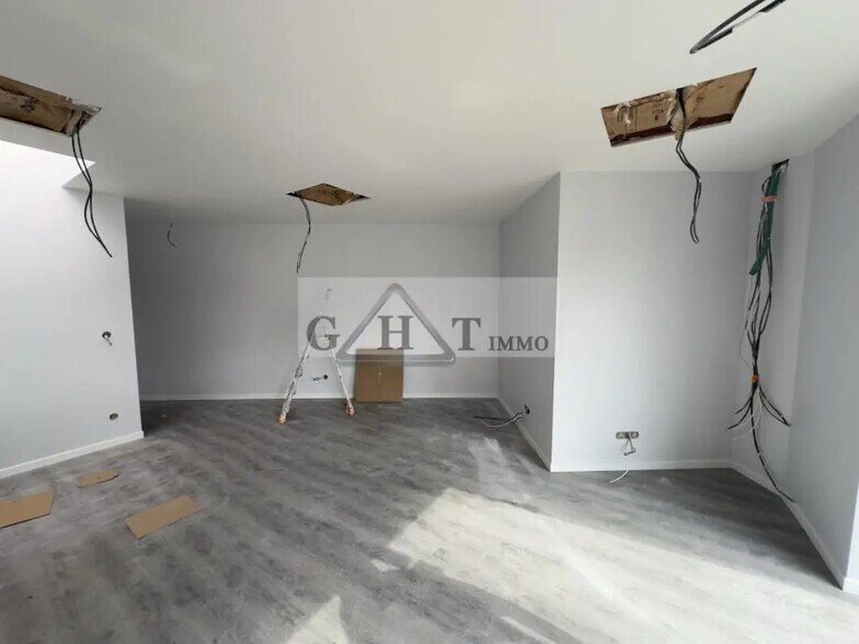 Bureau dans Lisses à louer - Photo de l’immeuble – Image 2 sur 4