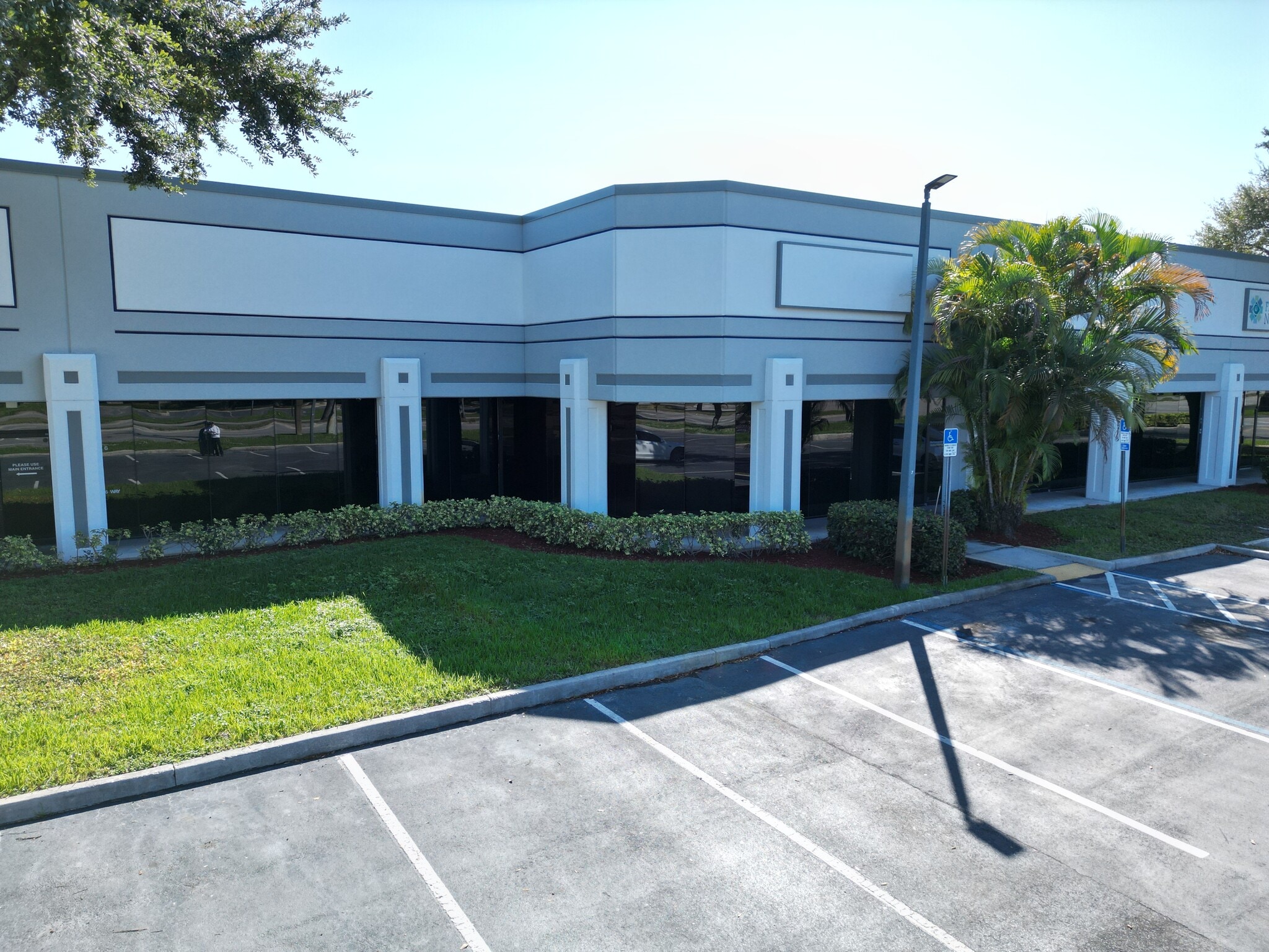 9960 NW 116th Way, Medley, FL à louer Photo de l’immeuble– Image 1 sur 1