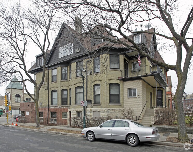 1700 N Farwell Ave, Milwaukee, WI à vendre - Photo de l’immeuble – Image 2 sur 2