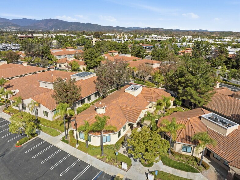 29873 Santa Margarita Pky, Rancho Santa Margarita, CA à vendre - Photo de l’immeuble – Image 2 sur 6