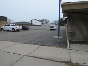 31750 Harper Ave, Saint Clair Shores, MI à louer Photo de l’immeuble– Image 2 sur 4