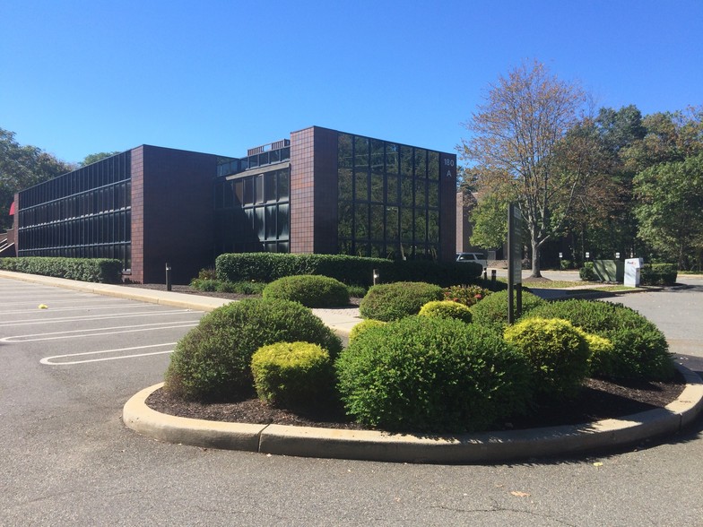 180 Tices Ln, East Brunswick, NJ à louer - Photo de l’immeuble – Image 1 sur 26
