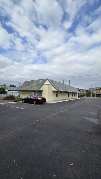 2215 N Fresno St, Fresno, CA à vendre - Photo de l’immeuble – Image 2 sur 31