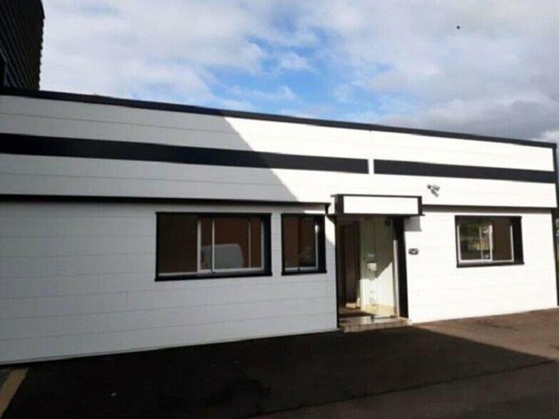 Local d’activités dans Flers à louer - Photo de l’immeuble – Image 2 sur 2