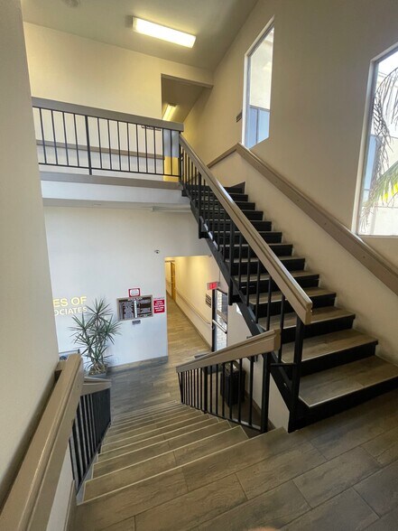 17111 Beach Blvd, Huntington Beach, CA à louer - Photo de l’immeuble – Image 3 sur 12