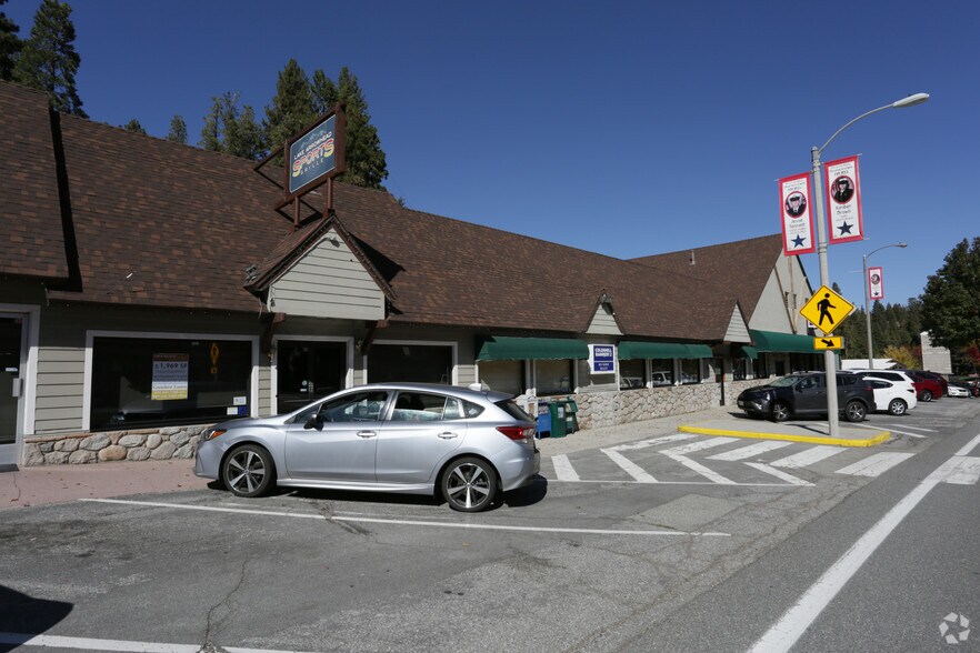 27264 Hwy 189, Blue Jay, CA à louer - Photo principale – Image 2 sur 12
