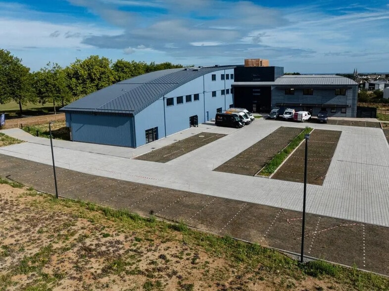 Bureau dans DOUVRES-LA-DÉLIVRANDE à louer - Photo de l’immeuble – Image 1 sur 9